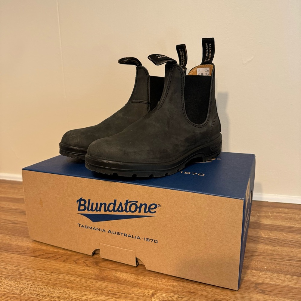 Rustic Black Leather Blundstone NEW 4.5